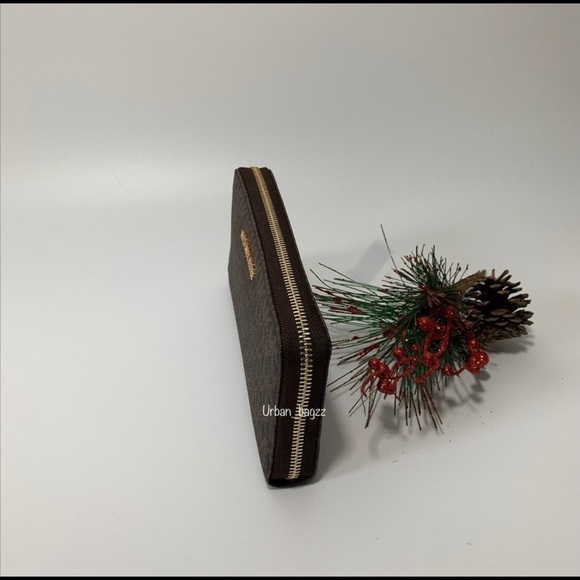 Michael Kors Suri Large Bucket Messenger & Wallet - Picture 2 of 16